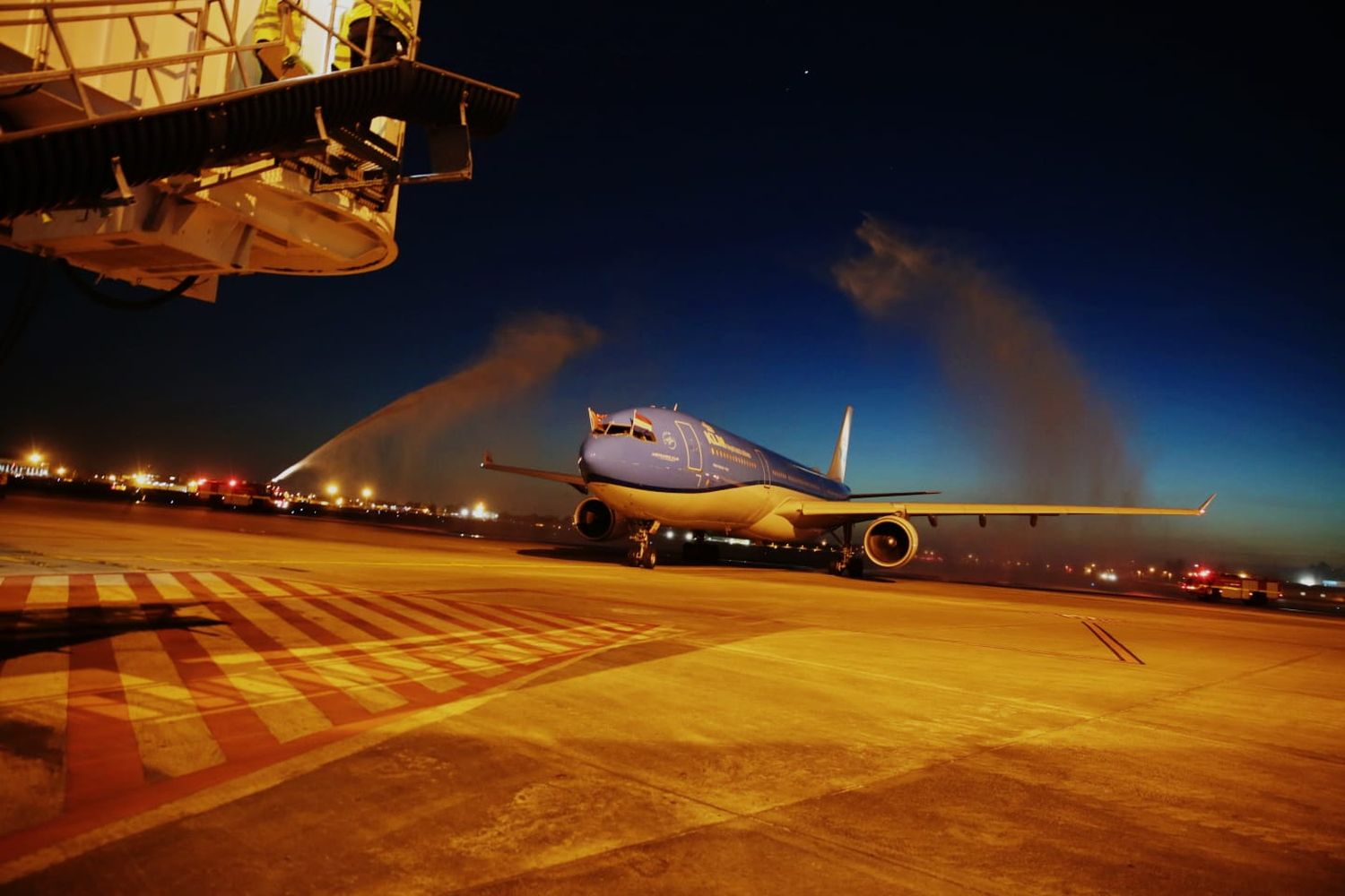 KLM inauguró sus vuelos hacia dos destinos en el Caribe