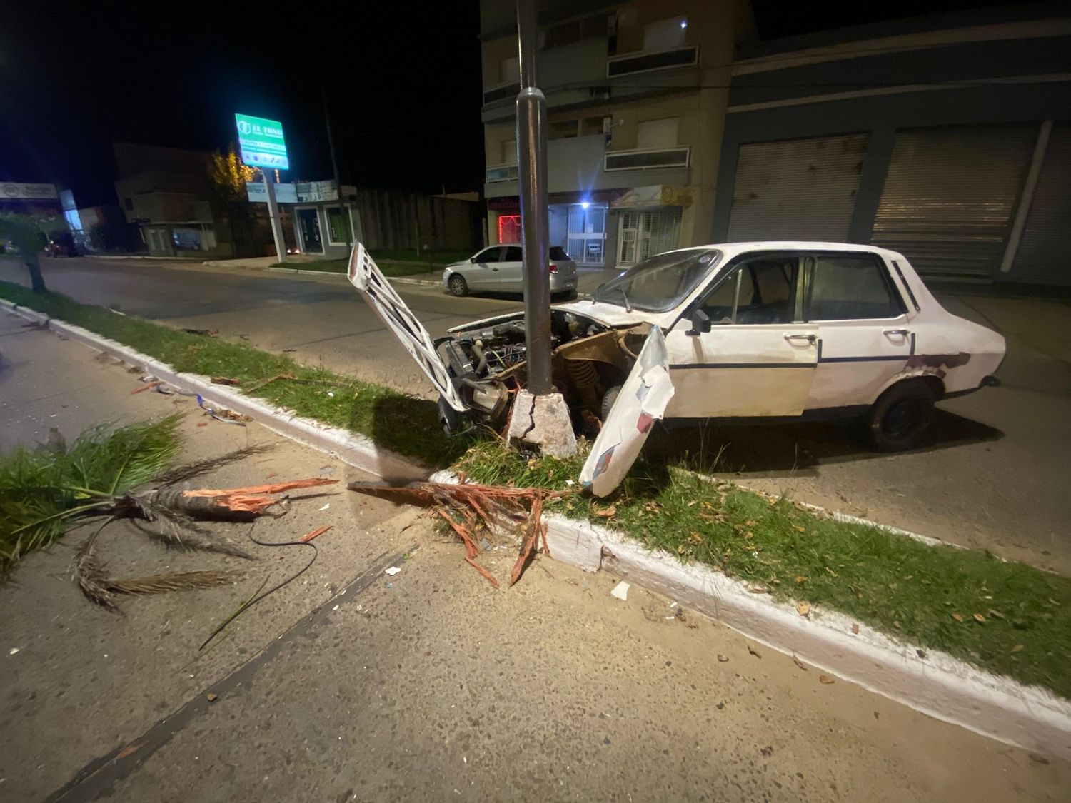 Conductor en estado de ebriedad chocó su automóvil contra poste de luz