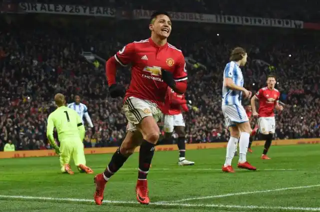 Manchester United venció a Huddersfield y descontó dos puntos