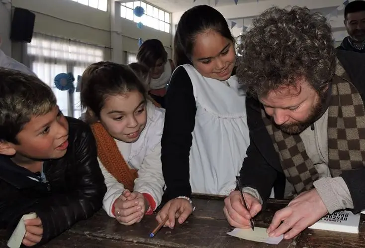 Leandro Vesco presentó su libro en la Escuela 14 de Juan N. Fernández