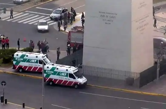 Intentó subir al Obelisco, se asustó y tuvieron que rescatarlo