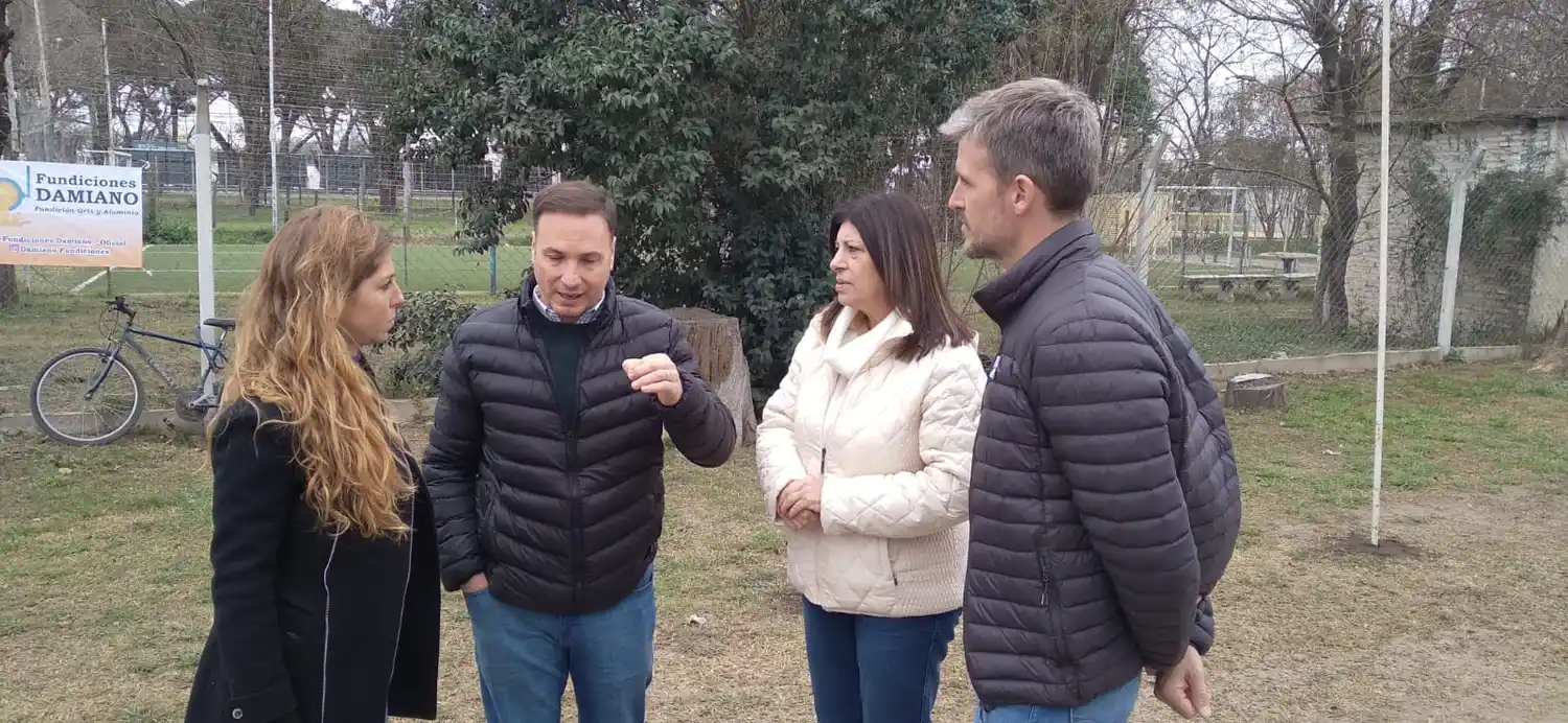 En el predio ruralista, Clara García, Leo Calaianov y Sofía Galnares, escuchan con atención el planteo de Enrico.