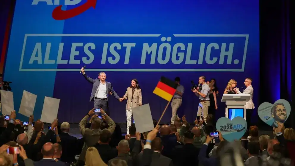 El principal candidato del partido de extrema derecha Alternativa para Alemania (AfD), Ulrich Siegmund, y su esposa, Julia Siegmund, suben al escenario en la fiesta electoral de la AfD. (REUTERS/Thilo Schmuelgen)