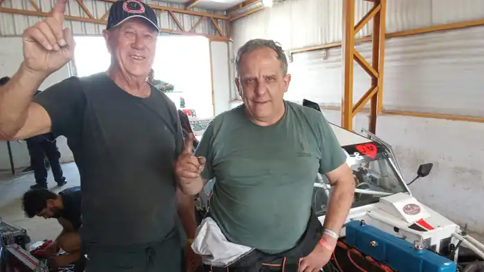 Se llevaron todo. Jorge Larsen , motorista y Fabio Pedersen, con el Chevrolet