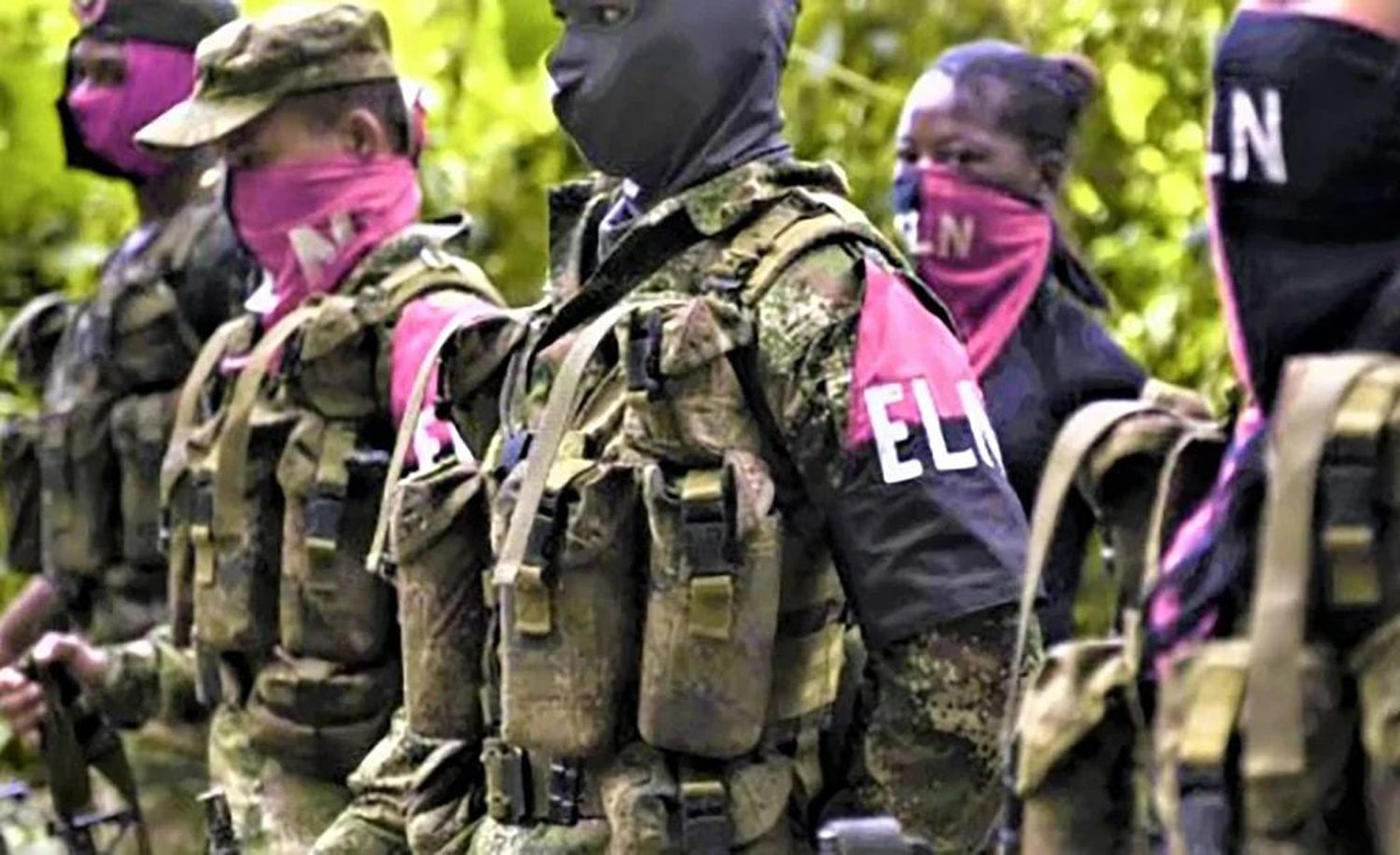 ¡GUAPOS Y APOYADOS! ELN actúa en la frontera con la complacencia del Ejército venezolano