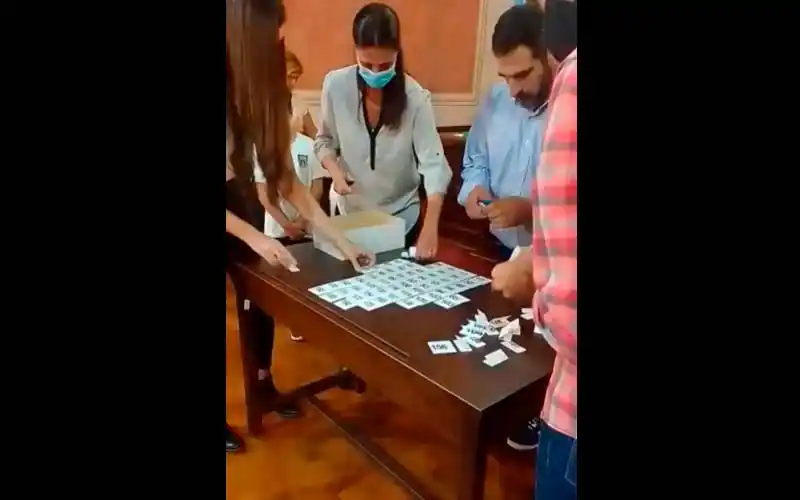 Becas: quiénes son los 50 estudiantes sorteados