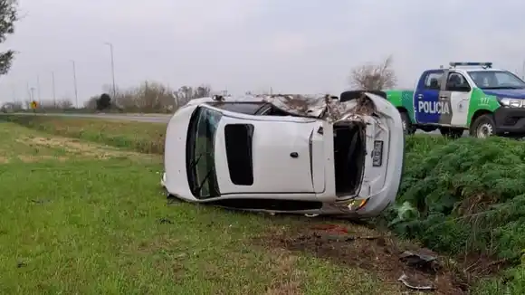 Accidente en la Ruta 188: volcó un auto y su conductor fue hospitalizado en San Nicolás