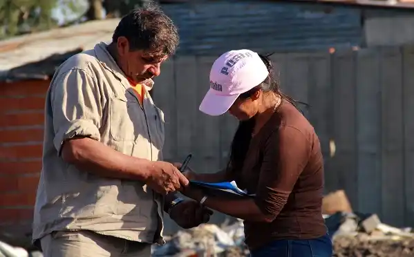 12 mujeres recibirán las llaves de las casas que ellas costruyeron