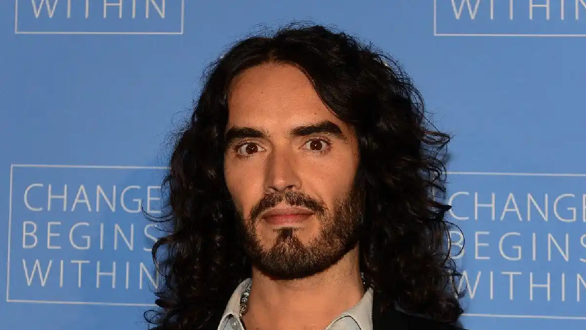 Humorista británico Russell Brand acusado de agresiones sexuales