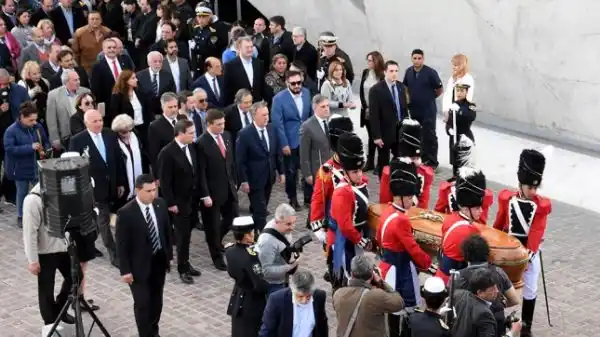 Despiden los restos de Angeloz con un funeral de estado