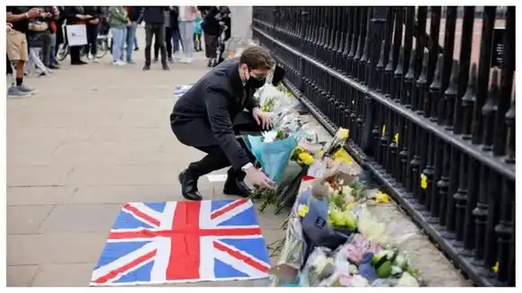 Frente a Windsor y Buckingham, los británicos lloran al príncipe Felipe (+Fotos)