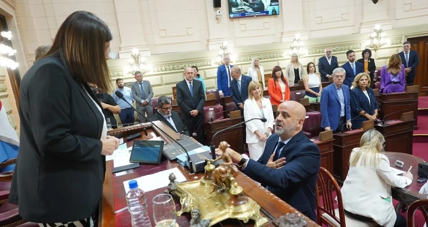 Finalmente, la presidenta de la Cámara de Diputados de Santa Fe, Clara García, tomó juramente el miércoles a Fabián Palo Oliver quien ocupará la banca Nº 50.