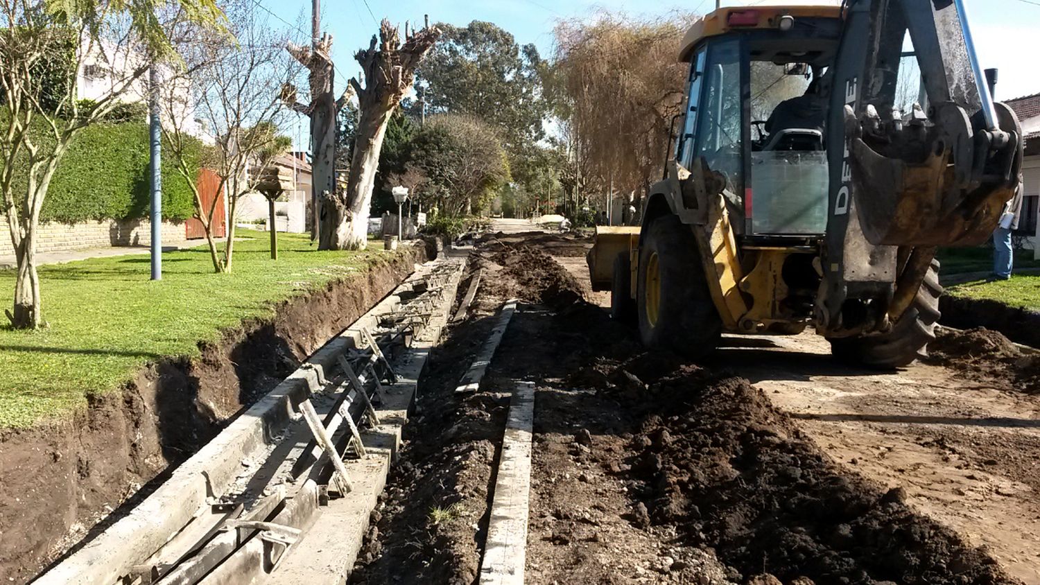 Continúan las obras de cordón cuneta en el barrio Estrada