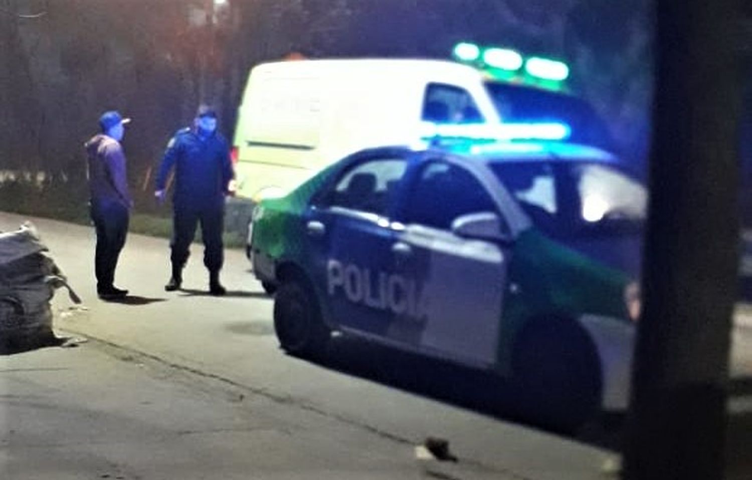 Motociclistas cayeron al pavimento y fueron hospitalizados: la moto fue retirada por sus amigos