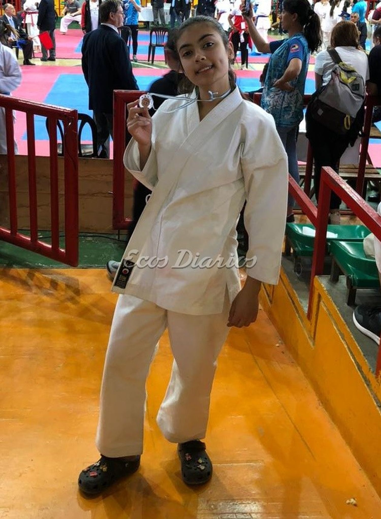 Abril Barría, posa con su medalla de bronce. Buena labor de la necochense