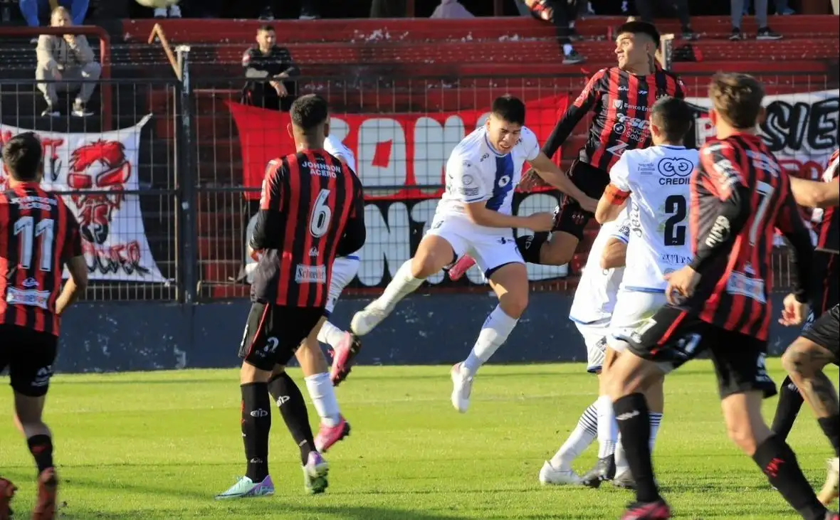 Lucas Monzón en el aire disputando por el balón. (FOTO: Patronato)