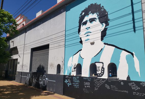 El Club Santamarina y el artista Cristian Segura homenajearon a Maradona