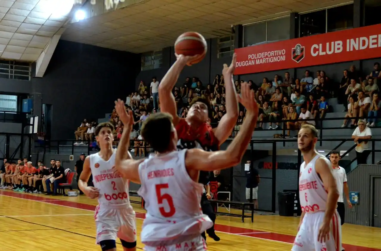Postiglioni, en posición ofensiva, durante el debut de Independiente.