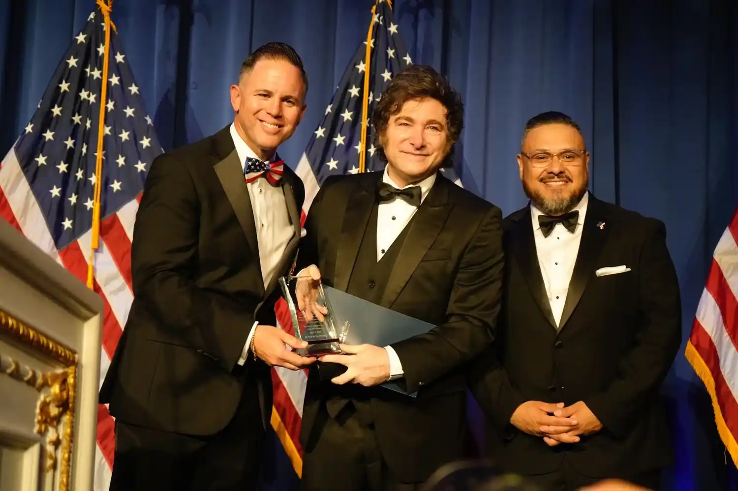 Milei recibió premios en Estados Unidos y espera su foto con Trump.