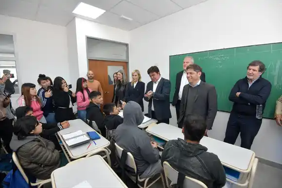 Kicillof recorrió nuevo edificio escolar: "Cumplimos en que la educación iba a volver a ser una prioridad"