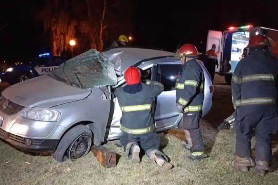 Un rafaelino perdió el control del auto y se estampó contra un poste en San Francisco