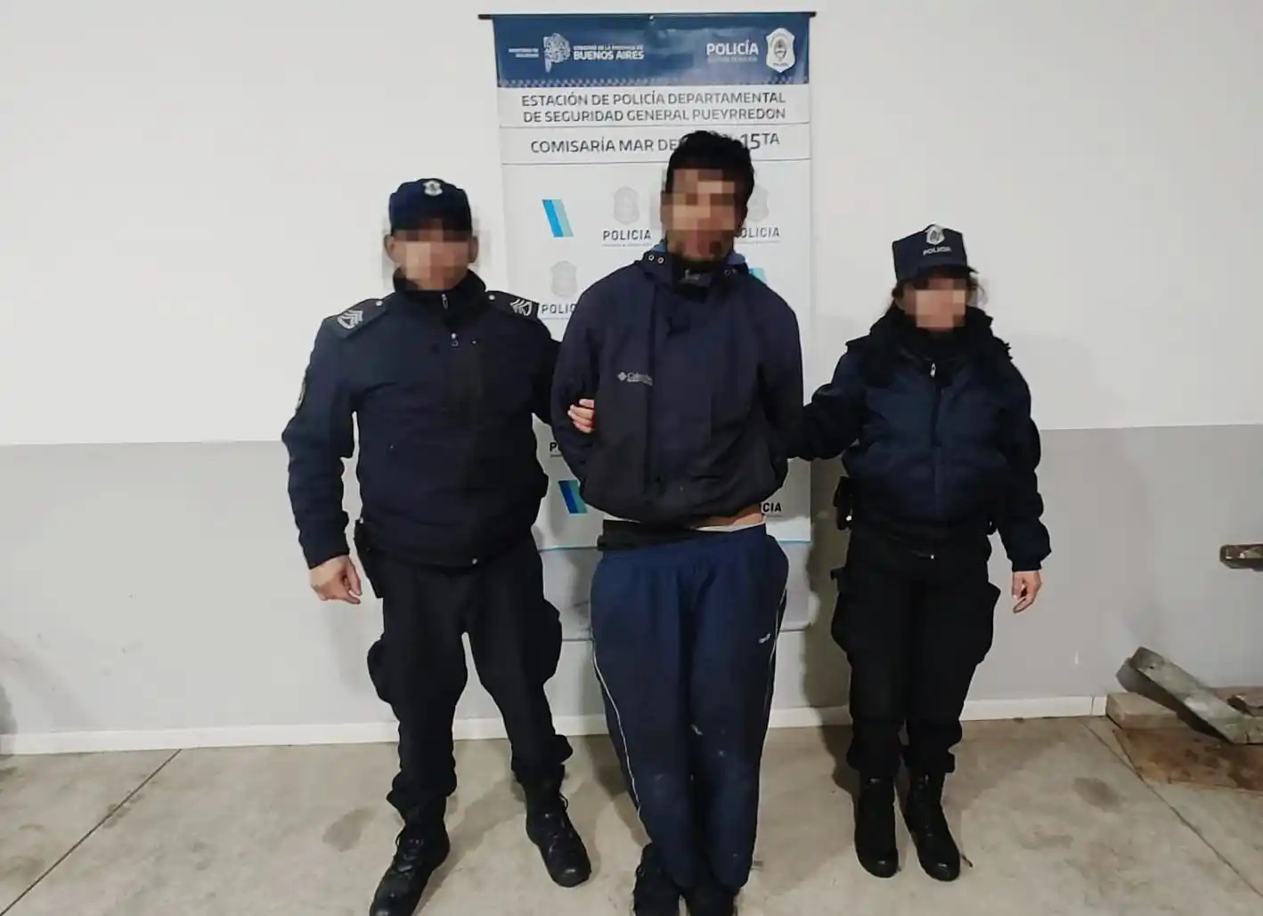 El malviviente violentó la puerta con un caño galvanizado.
