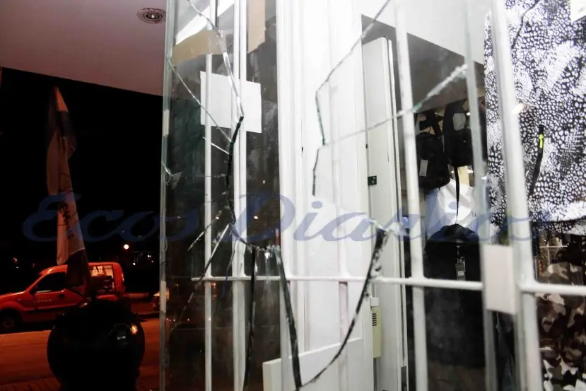 Siguen los daños materiales y robos en locales comerciales de la Villa