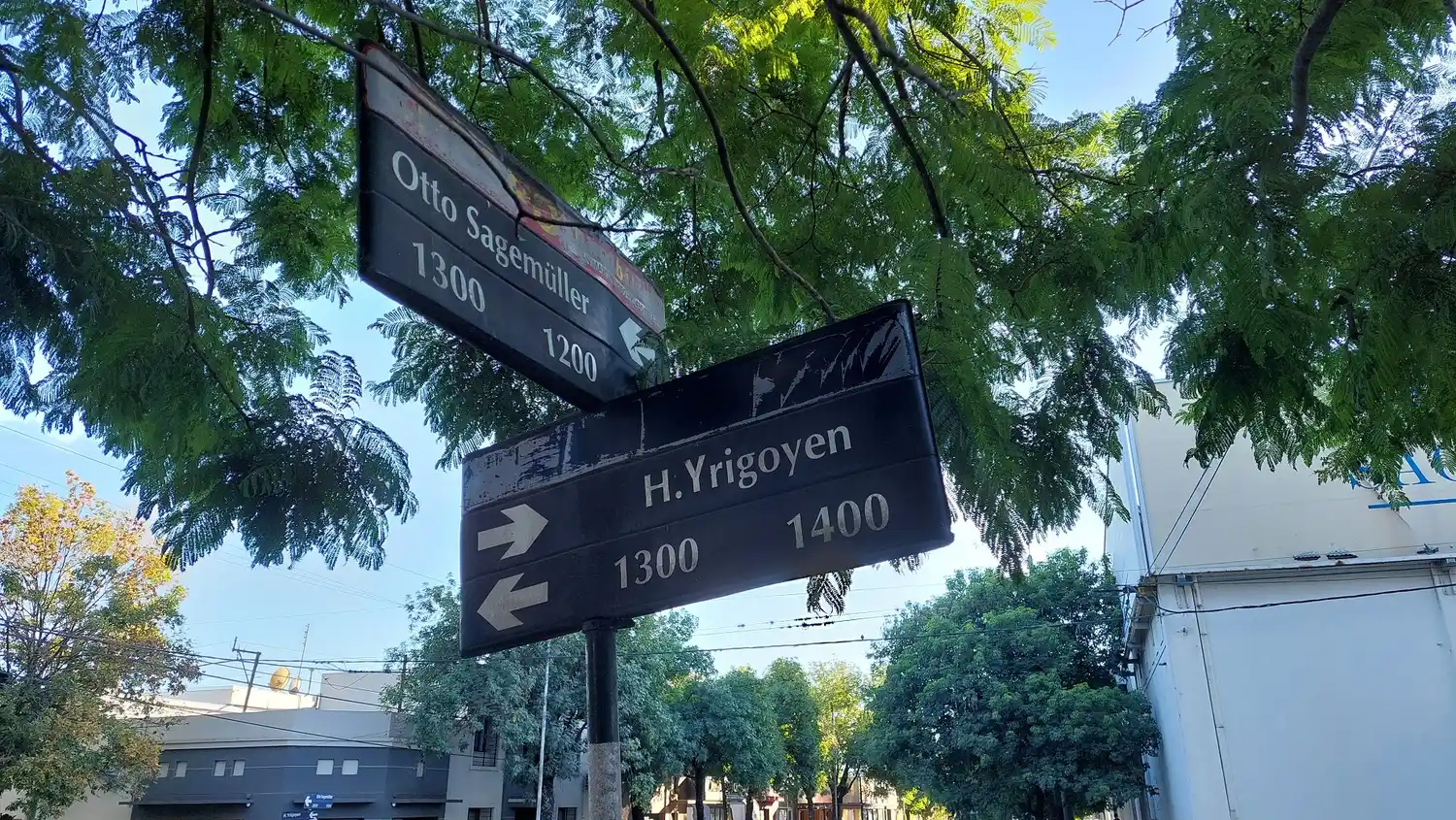 Del “modelo moderno” de los 90 a la obsolescencia actual de la señalización vertical urbana