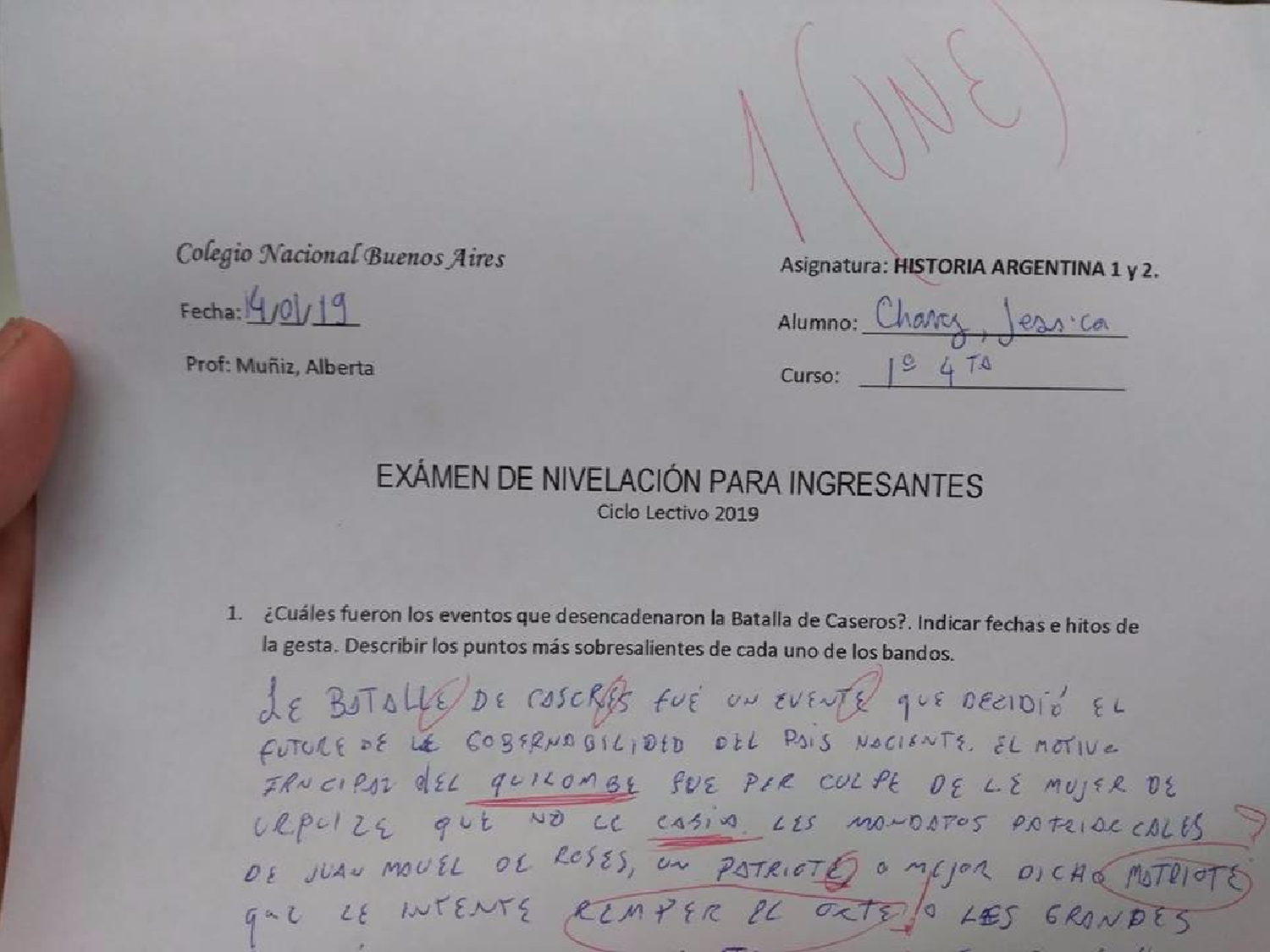 Hizo el examen de ingreso con lenguaje inclusivo: le pusieron un "une"