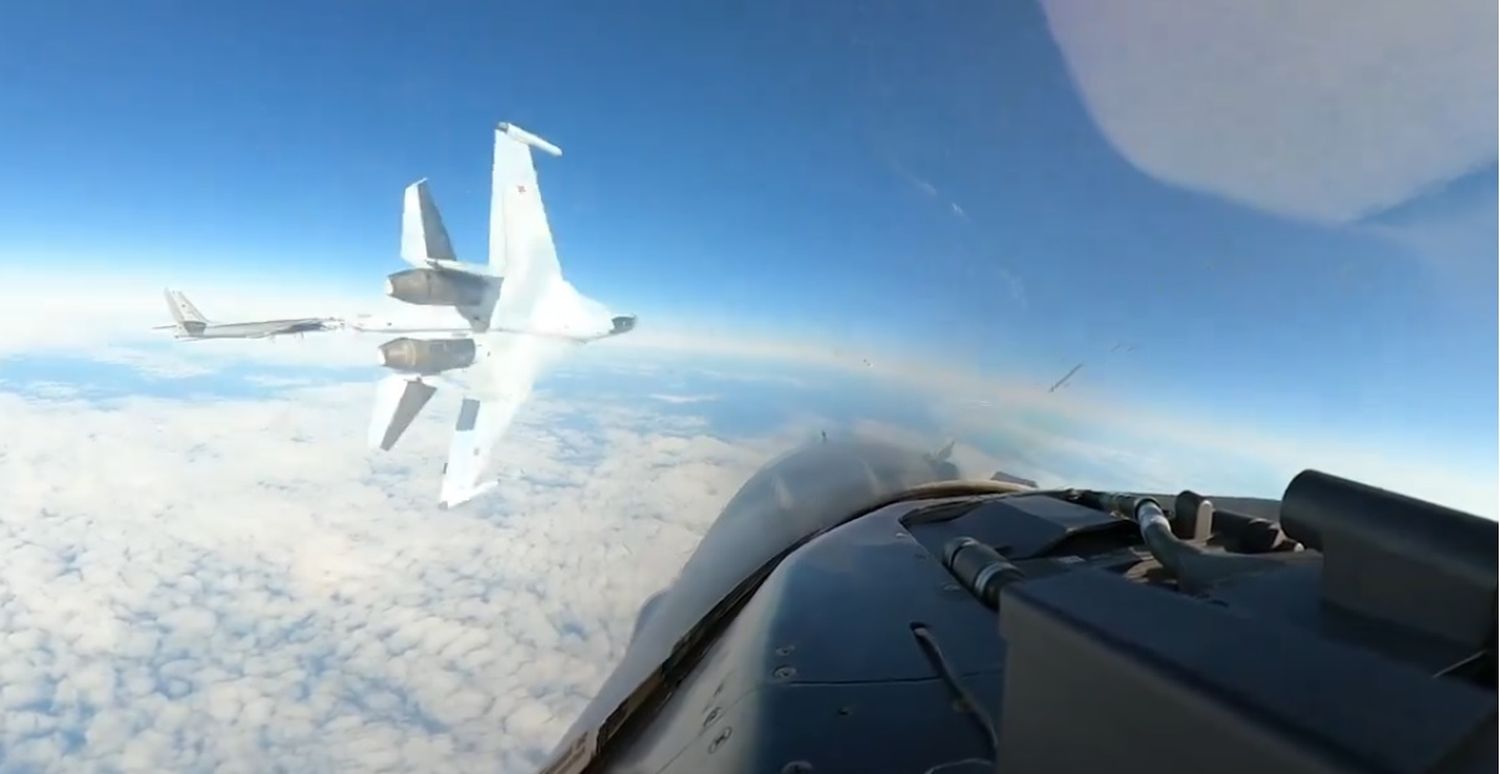 Arctic Tensions Rise as Russian Su-35 Executes Dangerous Maneuver Near USAF F-16