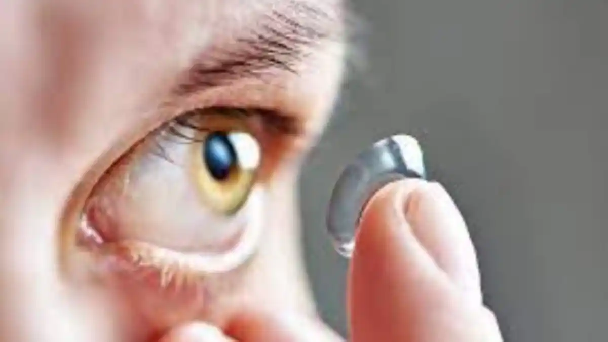 ¡INCREÍBLE! Mujer guardaba 27 lentes de contacto en su ojo, y no lo sabía (VIDEO)