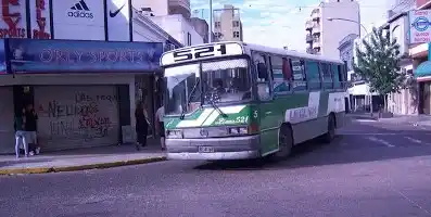 Video: En Lanús, un hombre subió a un colectivo y "noqueó" al chofer