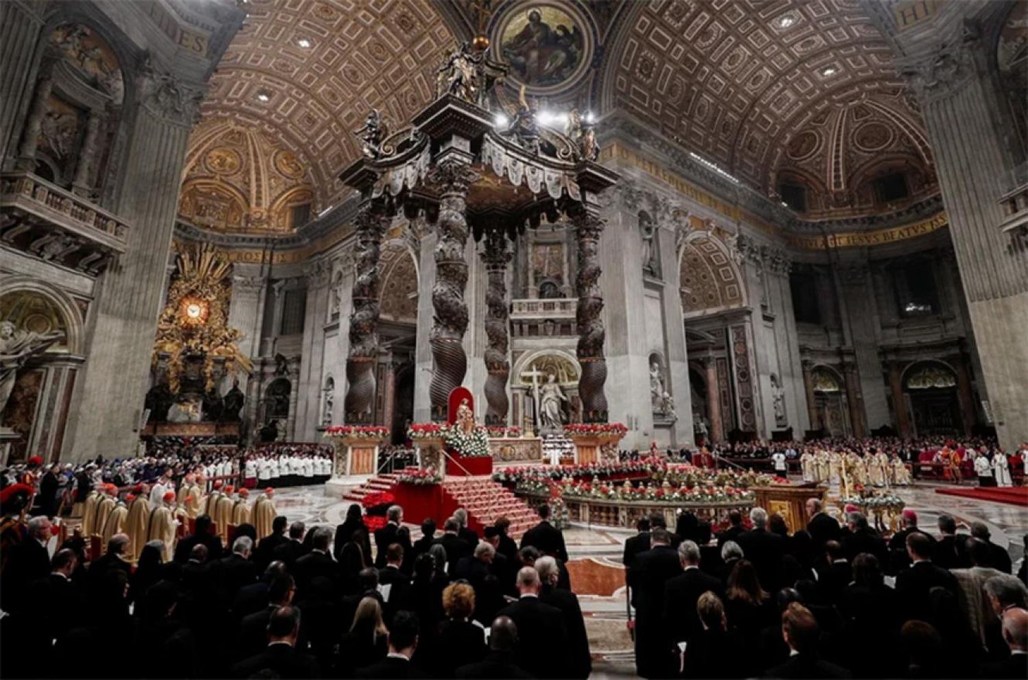 El papa Francisco denunció en la misa del gallo a “la humanidad insaciable de poder”