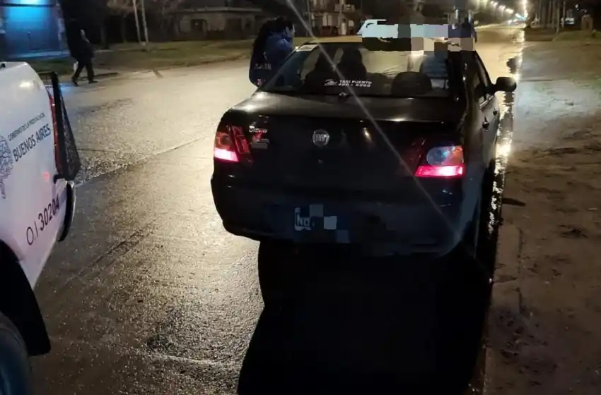 Esperó que desciendan de un taxi para robarles: chofer activó botón de alerta y lo atraparon