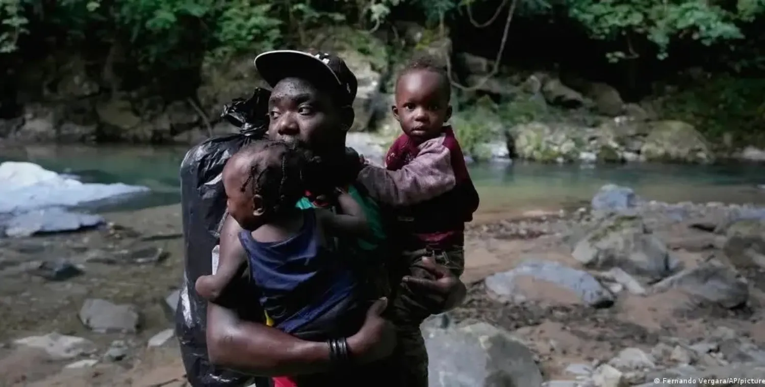 Un migrante haitiano cruza uno de los ríos a su paso por el Tapón del Darien, entre Colombia y Panamá. DW