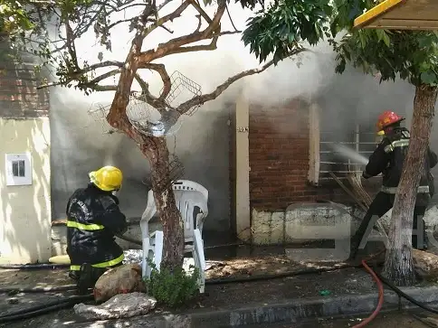 Jugaban con pirotecnia y terminaron incendiando tres casas
