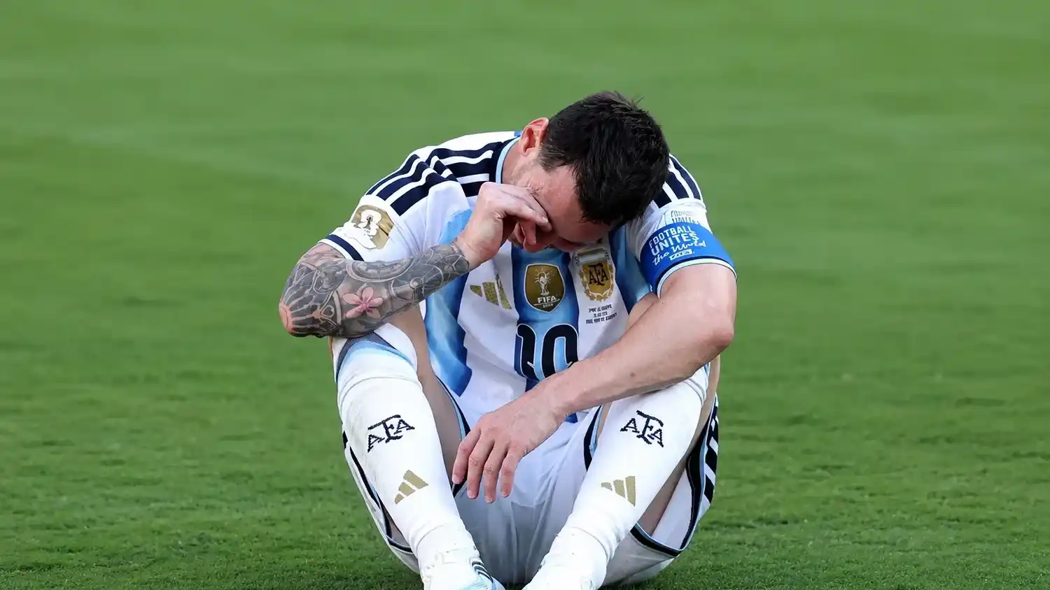 Messi llora tras recibir la medalla. Foto: Clarín