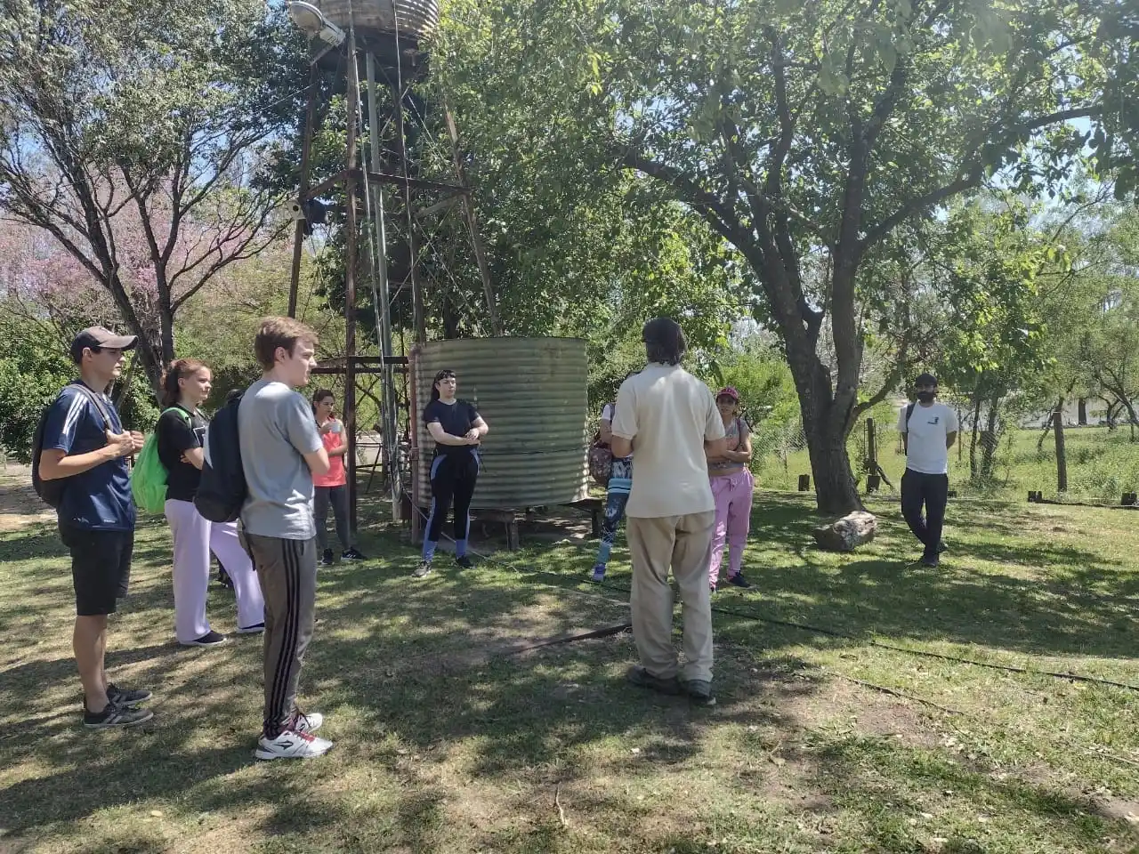 La carrera de Gestión Ambiental se interiorizó en el trabajo del Vivero Municipal de Árboles Nativos