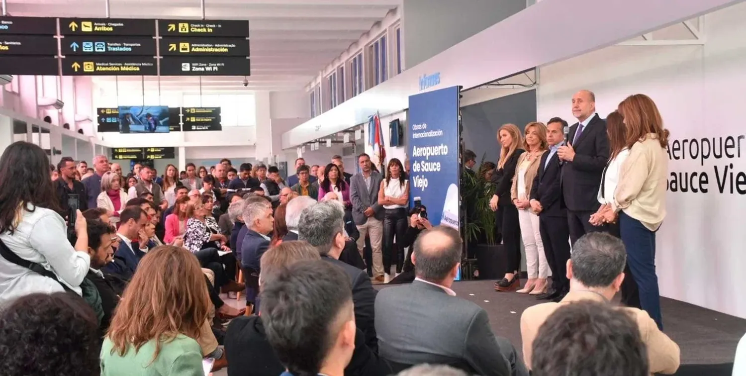 Perotti en el renovado aeropuerto de Sauce Viejo. Foto: Flavio Raina