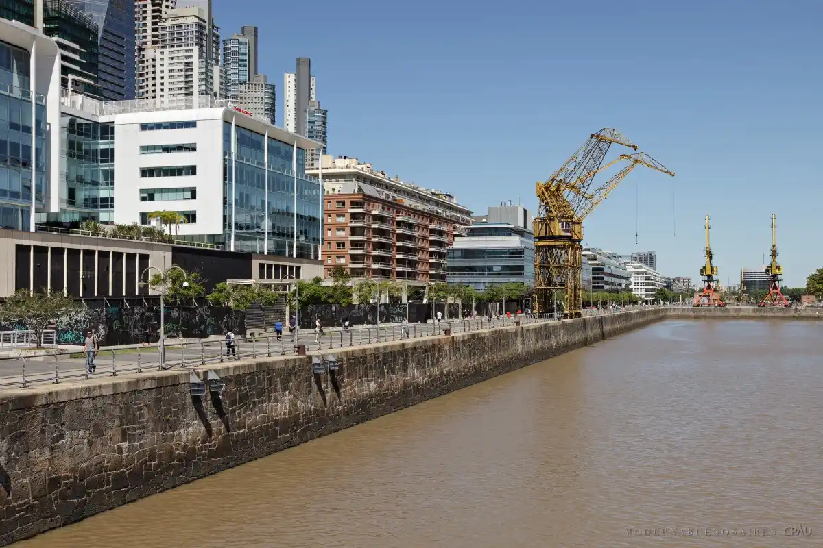 Un joven se ahogó en Puerto Madero tras tirarse al río a buscar una mochila