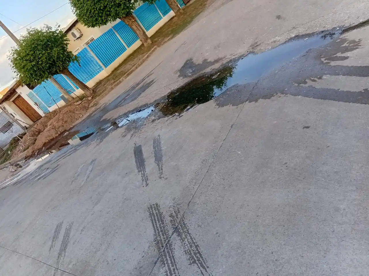 Cloacas tapadas hace unos 15 días en calle Noseda