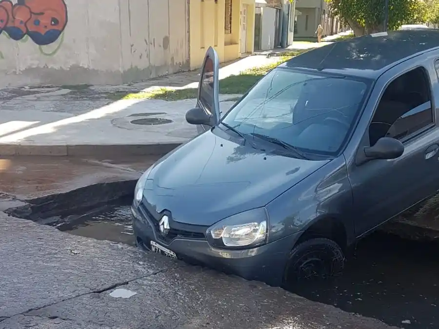 auto socavon hundido calle tucuman