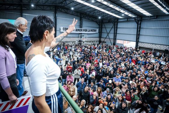 Arrancó la campaña: Taiana estuvo en Quilmes junto a Mayra Mendoza y Máximo Kirchner inaugurando un Polideportivo