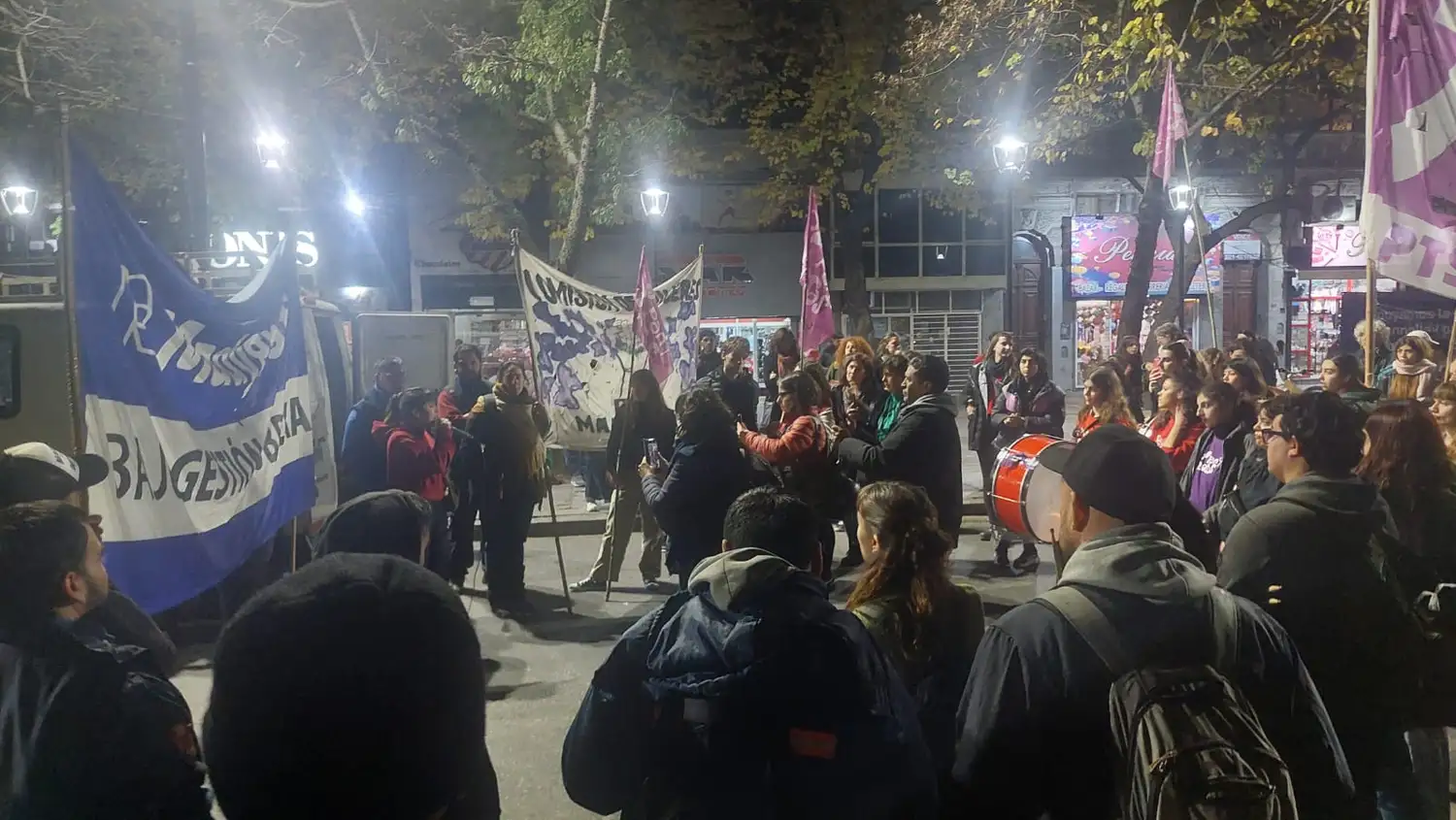 Trabajadores de MADYGRAF reunidos en Asamblea frente al Senado de la Provincia.
