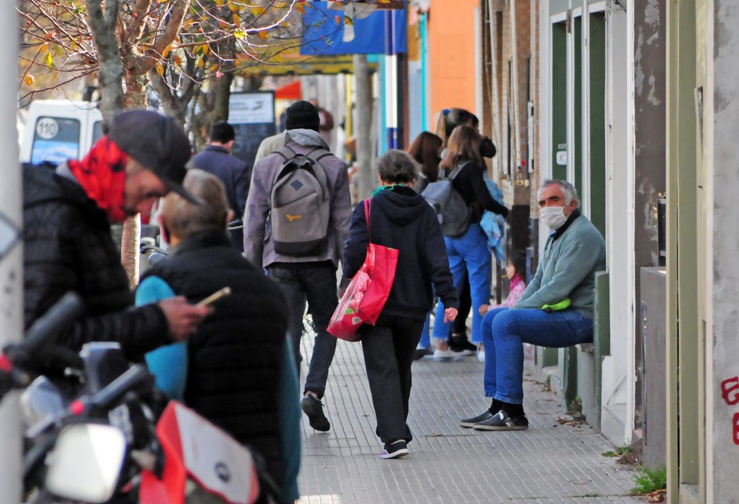 Los comercios no esenciales se las arreglan  para seguir trabajando pese a las limitaciones