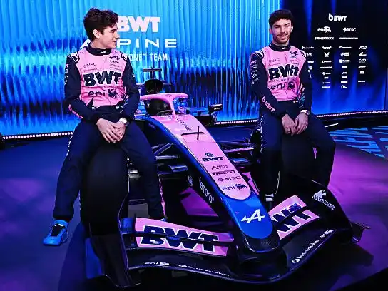 Colapinto y Gasly junto al modelo A525 que presentó la escudería francesa.