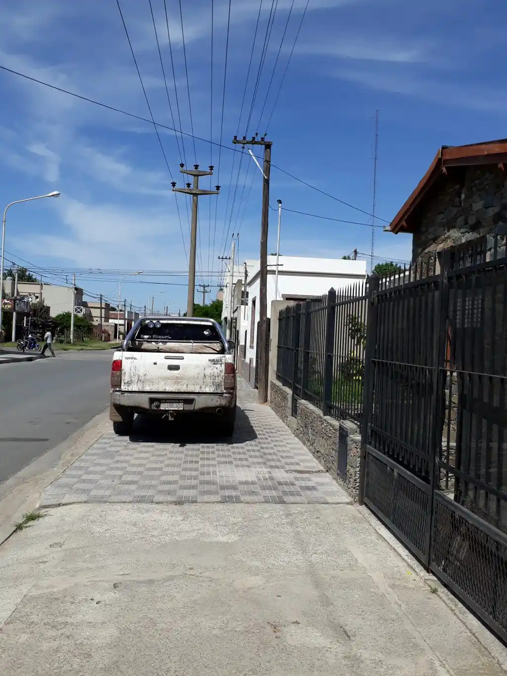 Estacionado sobre la vereda