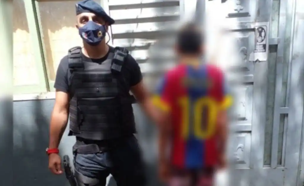 Vecinos denunciaron a un menor que portaba una escopeta en barrio Los Troncos
