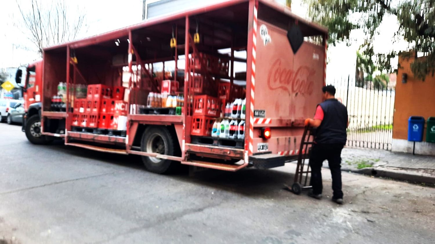 Carga y descarga en el centro: sin señalización de zonas, carteles de horario ni controles