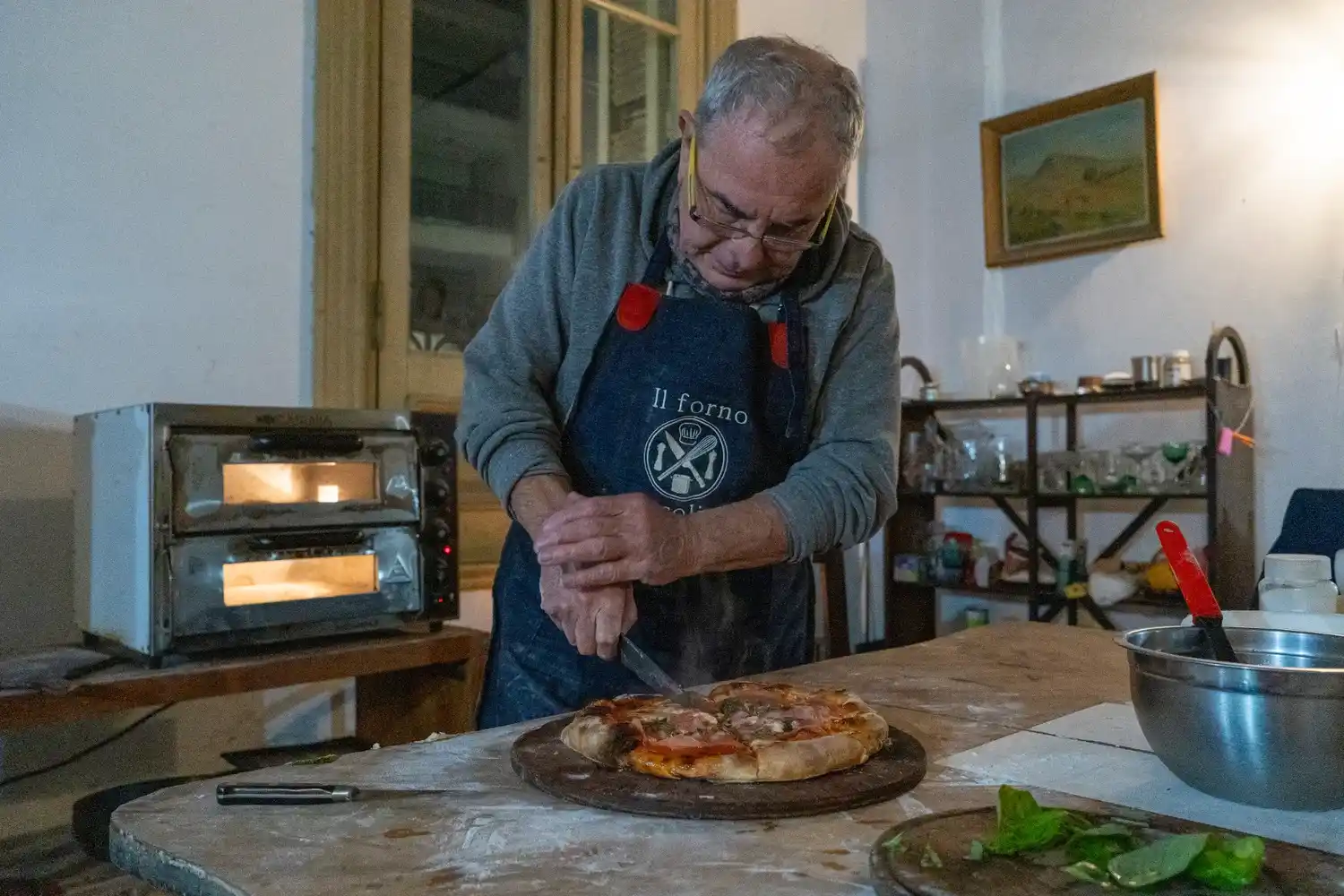 "Marito" Orsolini corta una pizza en Il Forno.